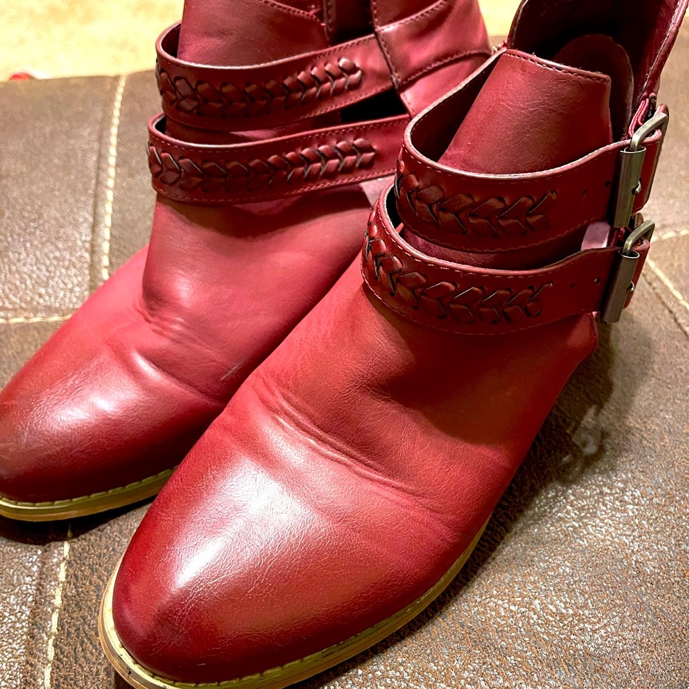 Reddish booties, size 10, by C Est 1946! Perfect for fall!
